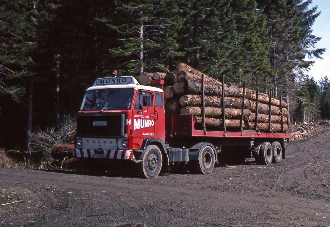JF Munro, Ardelve, Volvo lorry - Suzanne