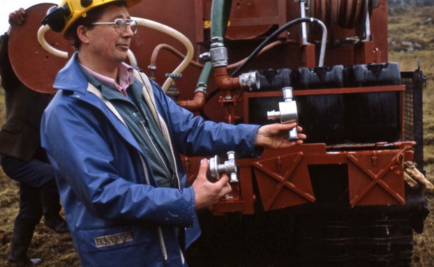 Mike Aldridge demonstrating the use of adaptors