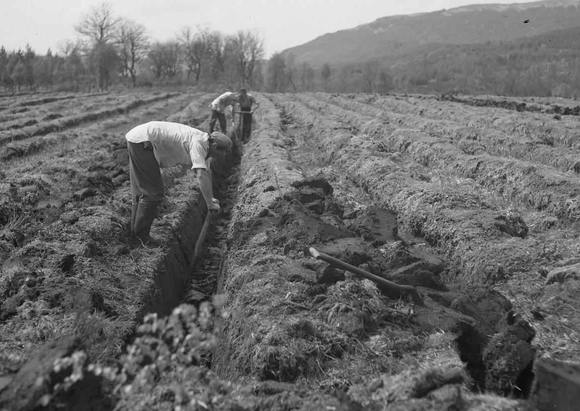 Deepening a drain by Hand &mdash; Perthshire?