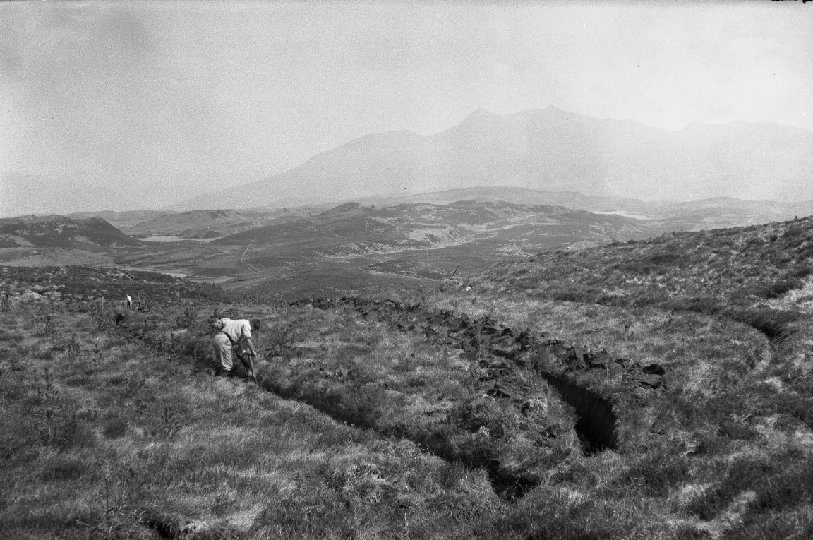 Deepening a drain by Hand - Inverinan Forest