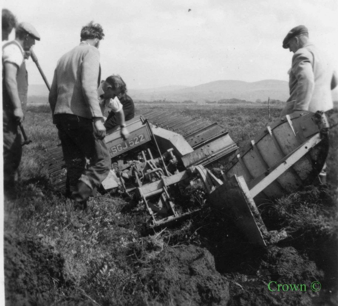 Long Wide County SGJ 522 tractor bogged 