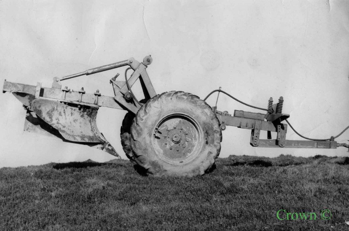 Hydraulic Universal carriage with Tine plough