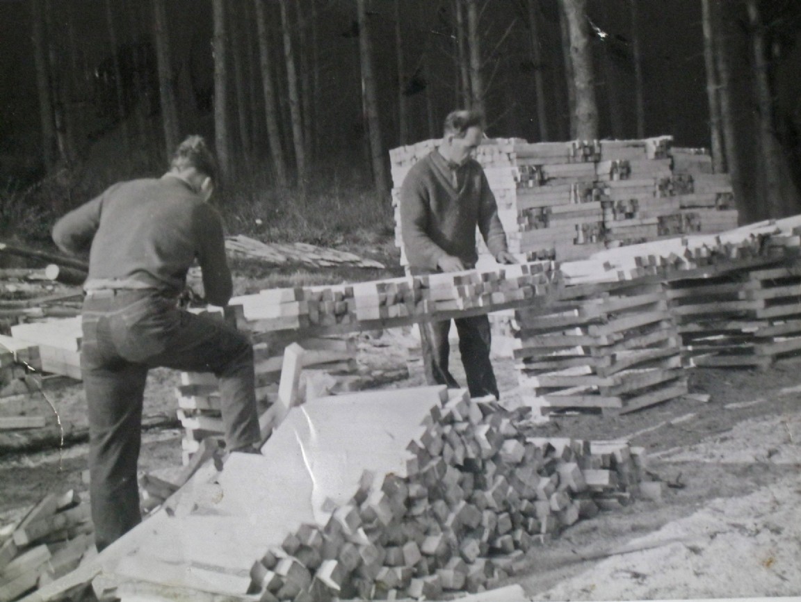Charlie Smith bundling mining timber at Ordbrae