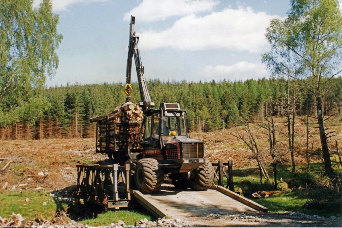 Valmet 860 Extracting timber at Millness