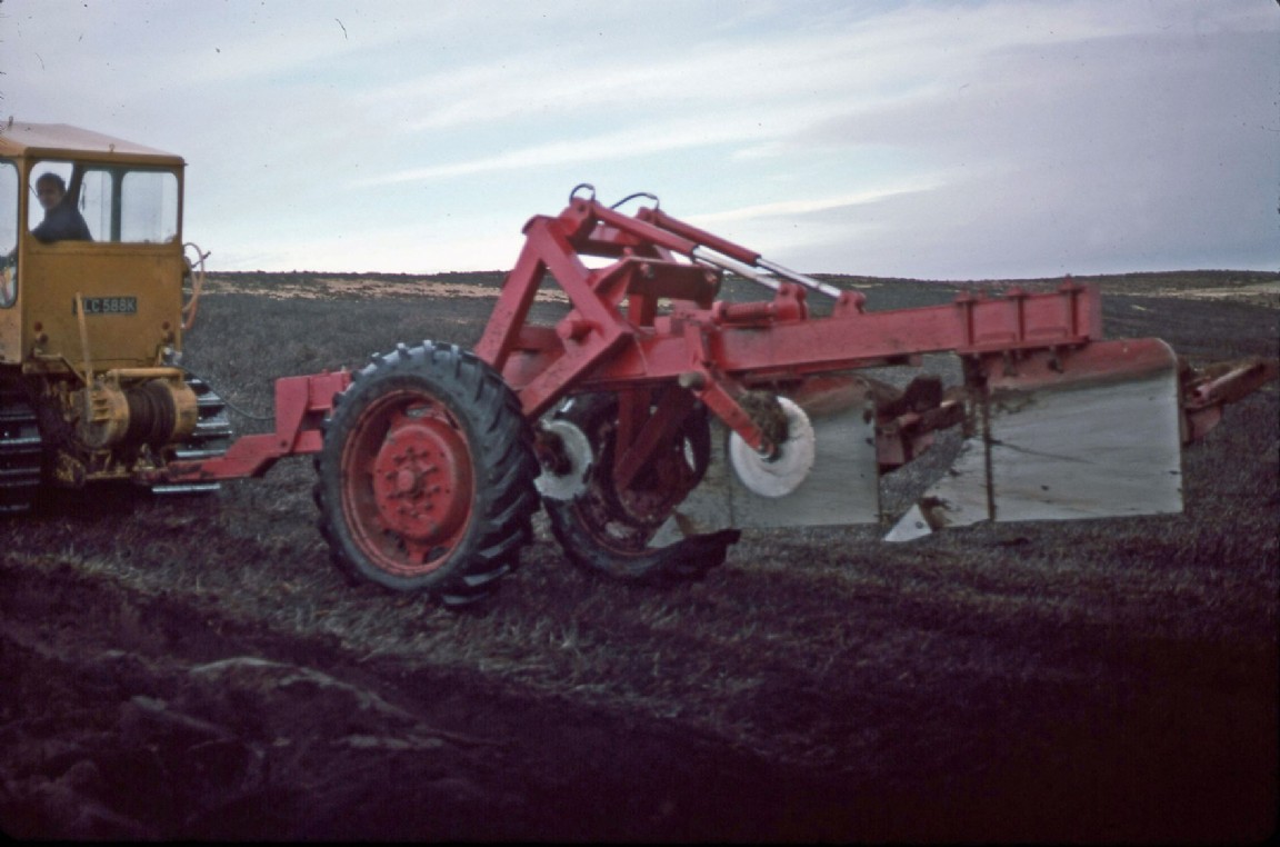 Large trailed twin-tine plough  S(S)