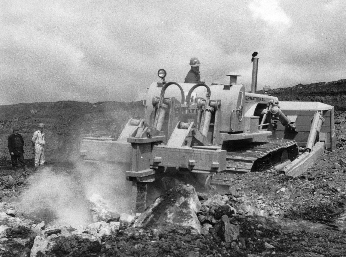 International TD 25 Power Shift Series B demonstration