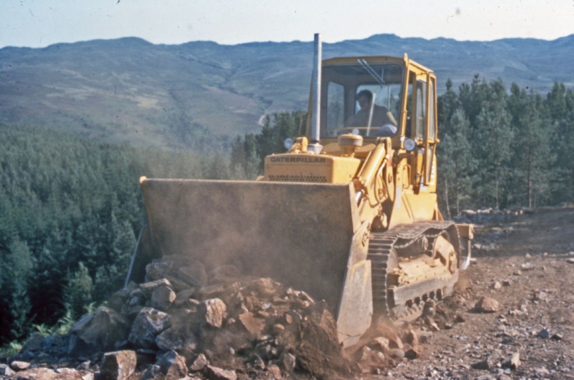 Caterpillar front shovel similar to International Drott