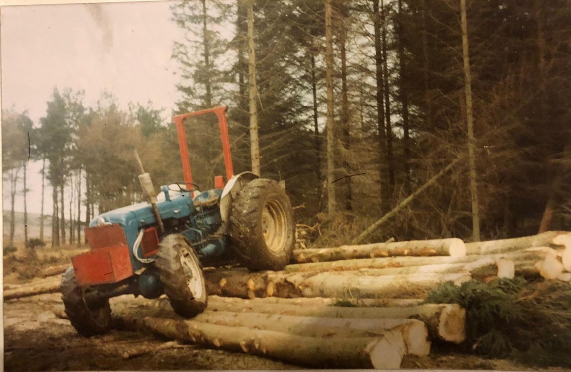 Roadless Fordson Major with Igland 3000 DD winch on back