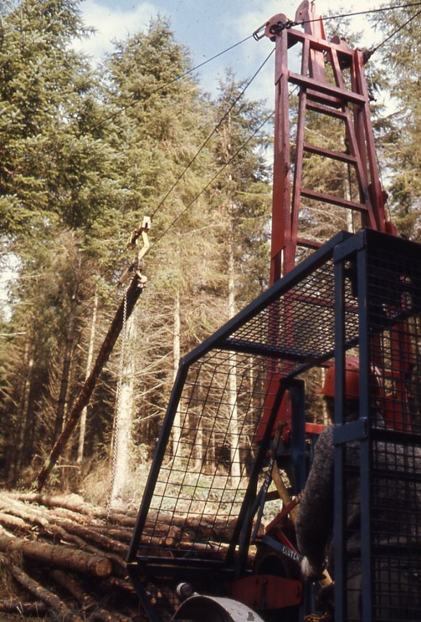 Extracting timber by cable crane